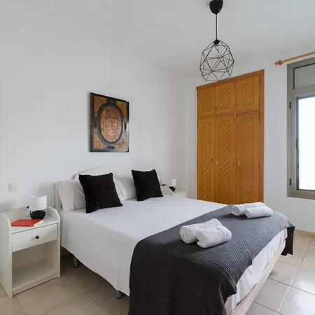 Seaside Bliss With Terrace & Views Semesterbostad *