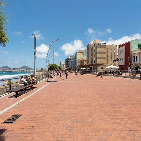 Seaside Bliss With Terrace & Views Semesterbostad *